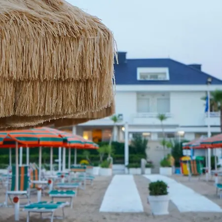 Ξενοδοχείο Punta De L'est 3*